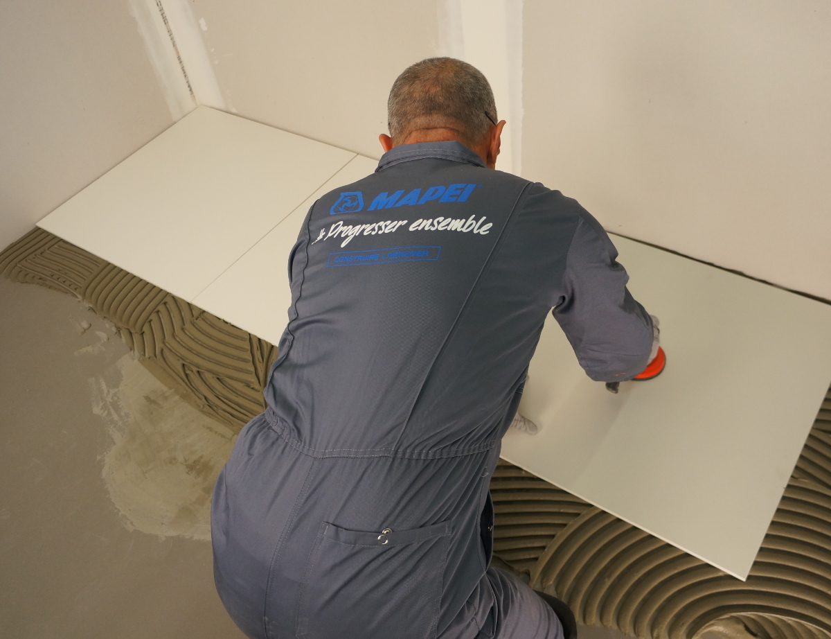 Pose de carrelage en rénovation : la réglementation en retard